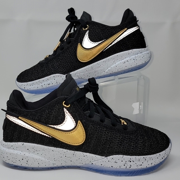Athletic_Shoes